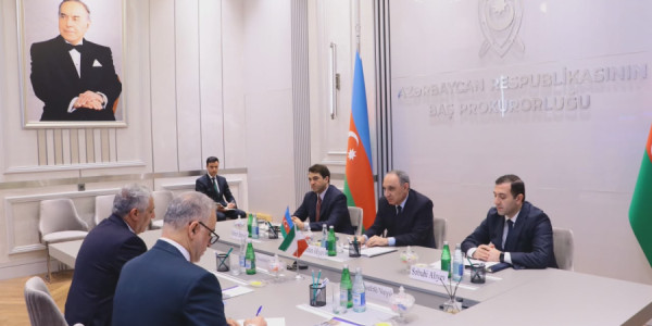 Kamran Əliyev İranın Azərbaycandakı səfirini qəbul edib