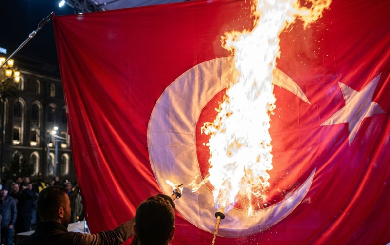 Çomağa sürtülən baş -