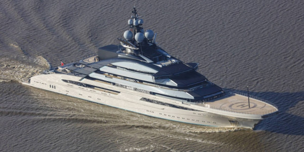 Rusiyalı oliqarxın superyaxtası Hörmüz boğazından keçib