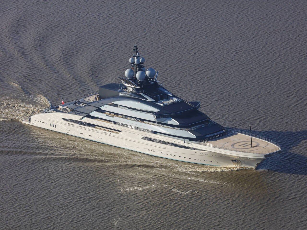 Rusiyalı oliqarxın superyaxtası Hörmüz boğazından keçib