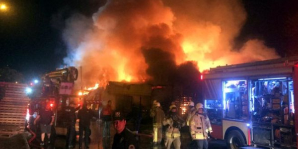 Göyçayda marketdə yanğın olub