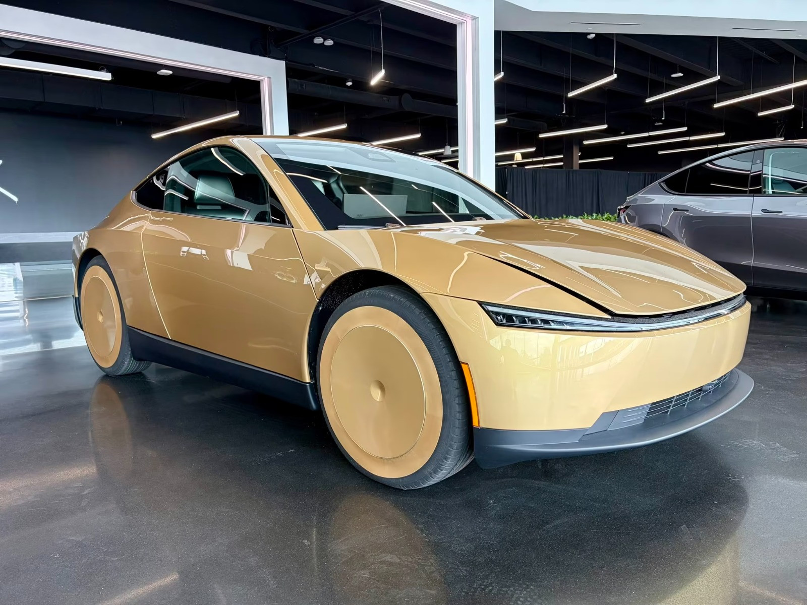 İlon Maskdan inqilabi addım: Sükan və pedalsız Cybercab satışa çıxarılıb