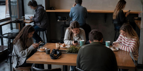 Telefonlar danışığı “öldürür”: İnsanlar hər il daha az danışır