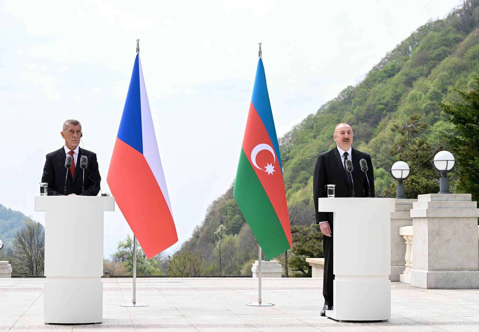 İlham Əliyev və Andrey Babiş mətbuata bəyanatlarla çıxış ediblər -