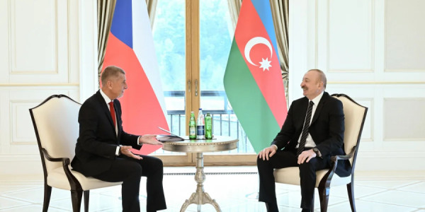 İlham Əliyevin Çexiyanın Baş naziri ilə təkbətək görüşü keçirilib