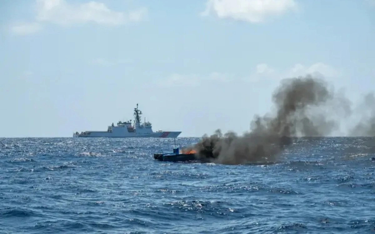Sakit okeanda növbəti zərbə: Narkotik daşıyan gəmi hədəf alındı