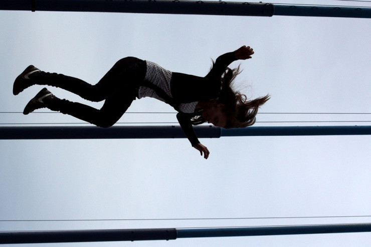 19-cu mərtəbədən yıxılan qız öldü