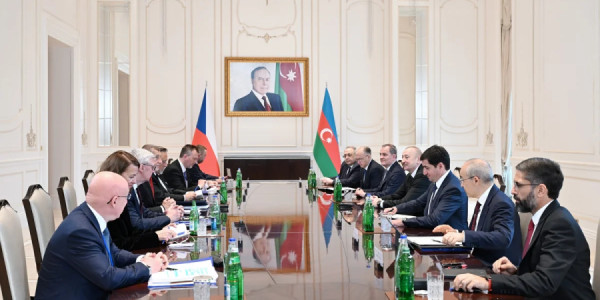 İlham Əliyevin Çexiyanın Baş naziri ilə geniş tərkibdə görüşü keçirilir