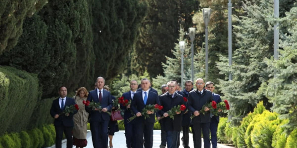 Səhiyyə nazirliyinin rəhbər heyəti Zərifə Əliyevanın məzarını ziyarət edib