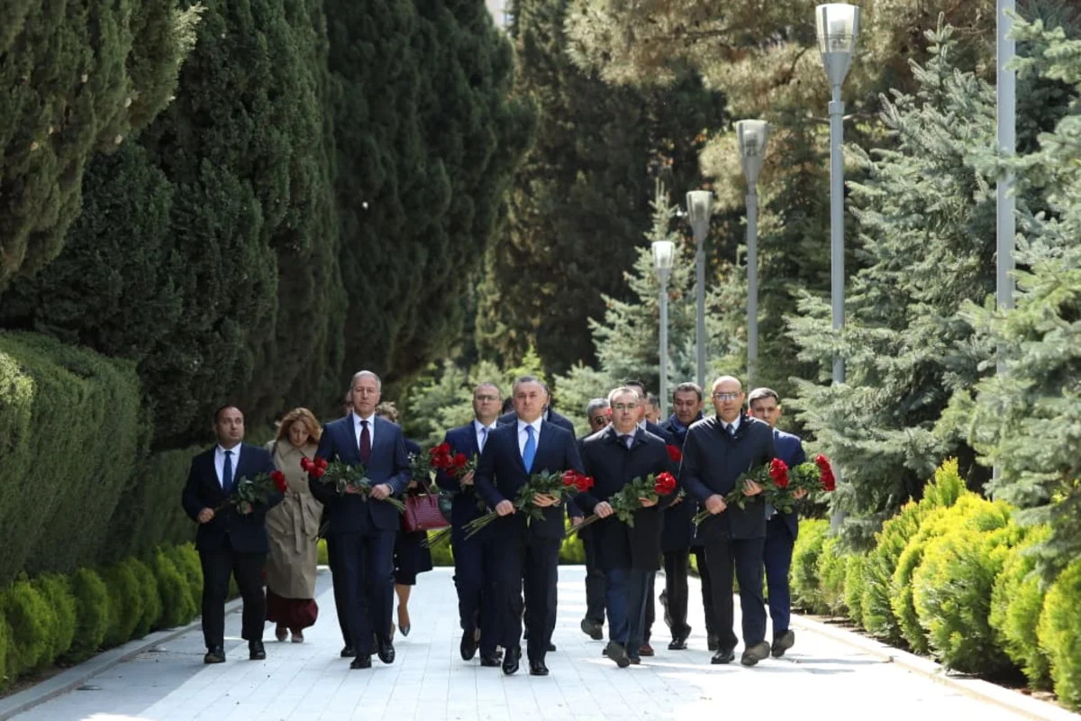 Səhiyyə nazirliyinin rəhbər heyəti Zərifə Əliyevanın məzarını ziyarət edib