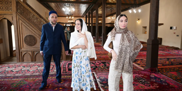 Leyla Əliyeva və Arzu Əliyeva Şəkidə Xan məscidini ziyarət ediblər