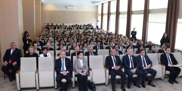 İdris İsayev AzMİU-nun 50 illik yubileyi münasibətilə təltifetmə mərasimində iştirak edib