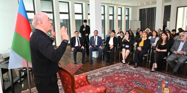 Berlində soydaşlarımızla Xalq artisti Fəxrəddin Manafovun görüşü keçirilib