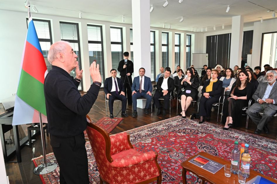 Berlində soydaşlarımızla Xalq artisti Fəxrəddin Manafovun görüşü keçirilib