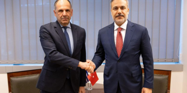 Türkiyə və Yunanıstan XİN başçıları arasında telefon danışığı olub