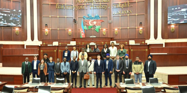 Beynəlxalq gənclər forumunun bir qrup iştirakçısı Milli Məclisdə olub