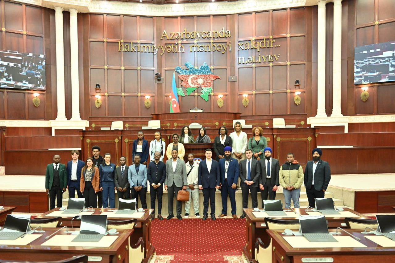 Beynəlxalq gənclər forumunun bir qrup iştirakçısı Milli Məclisdə olub