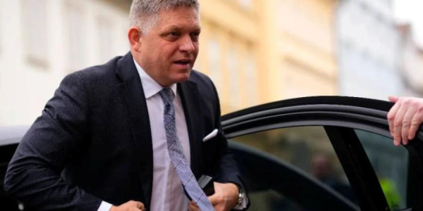 Slovakiyanın baş naziri zavodda gecə növbəsində işləyib