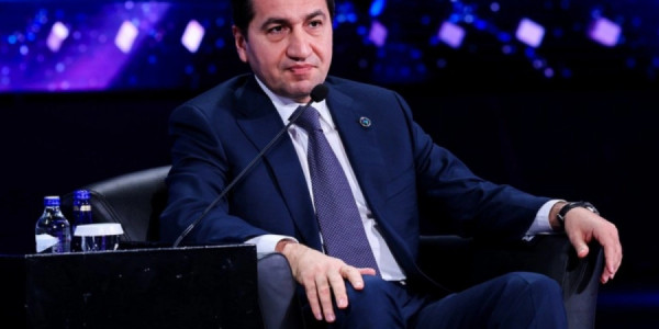 Hikmət Hacıyev diplomatik korpusun Xankəndiyə səfərindən yeni kadrlar paylaşıb