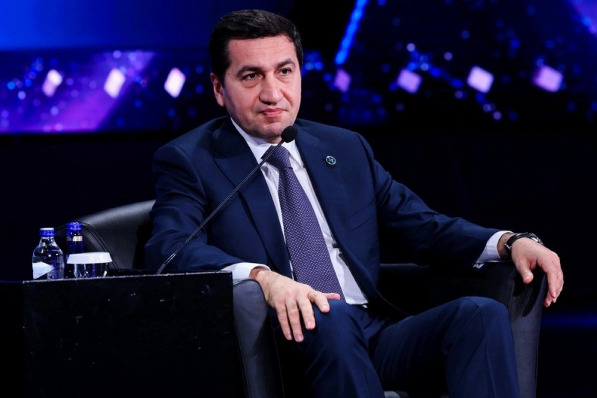 Hikmət Hacıyev diplomatik korpusun Xankəndiyə səfərindən yeni kadrlar paylaşıb
