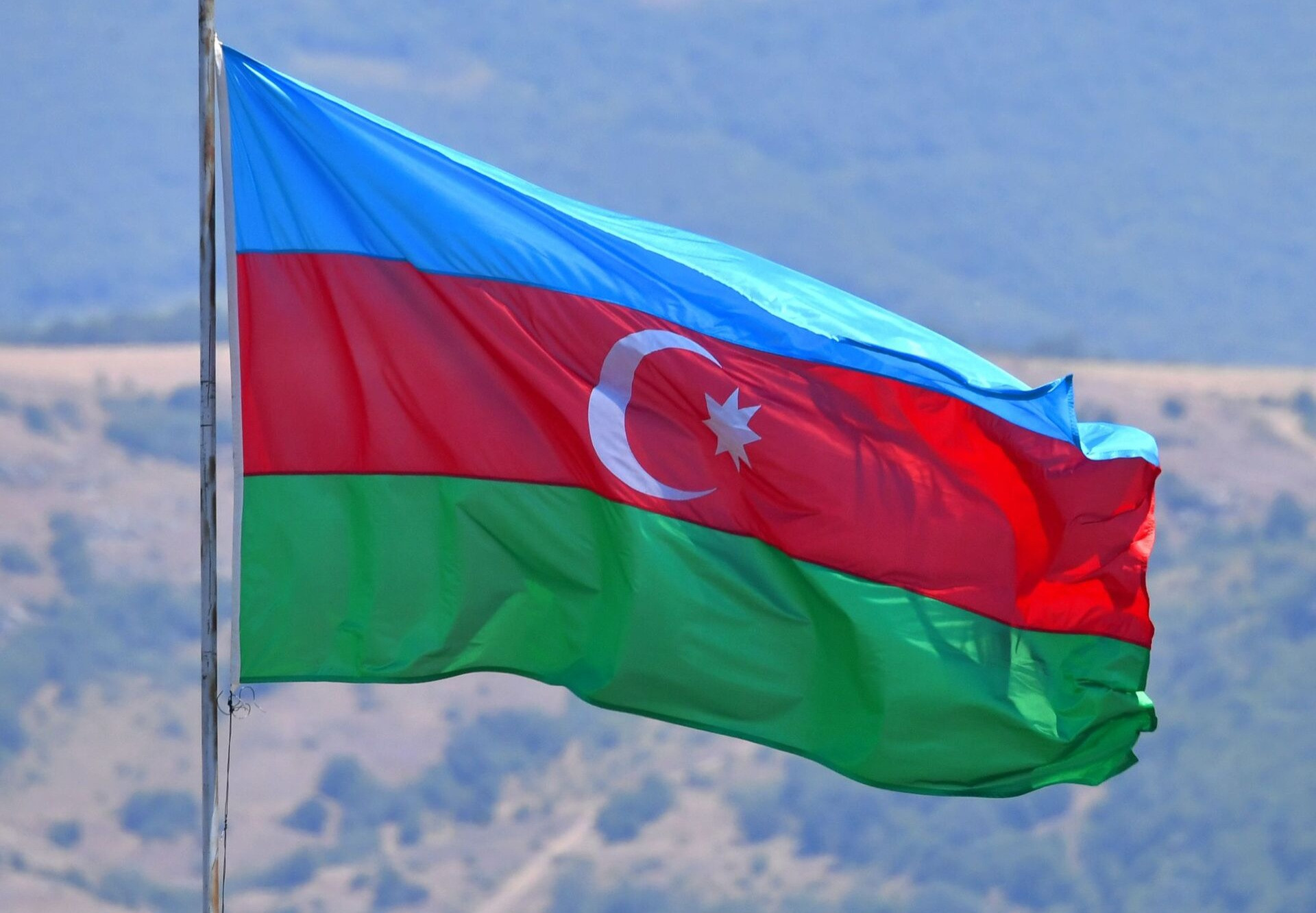 Bayrağa hörmətsizlik -