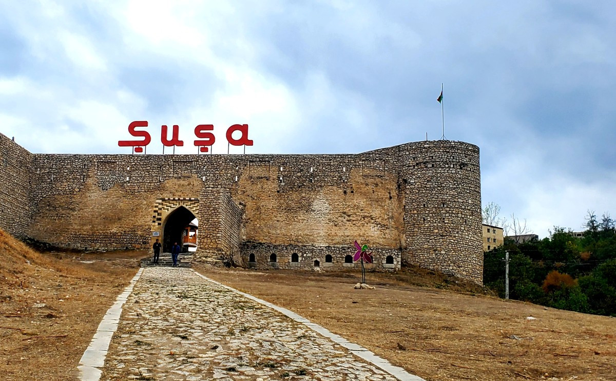 Xarici diplomatlar Şuşada inşa edilən məscidi ziyarət ediblər