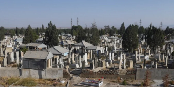 Azərbaycanda tükürpərdən olay: Qadın ərinin məzarı üzərində öldü