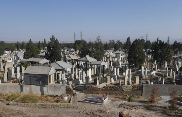 Azərbaycanda tükürpərdən olay: Qadın ərinin məzarı üzərində öldü