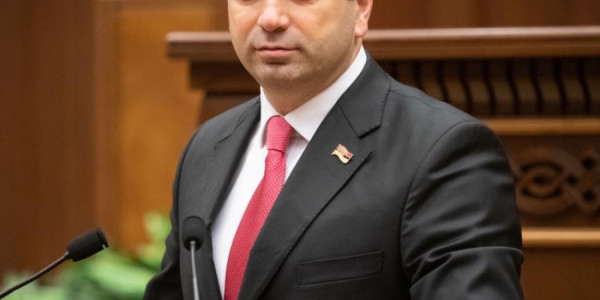 Simonyan Rusiyanı Ermənistanda hakimiyyət dəyişikliyinə cəhddə ittiham edib