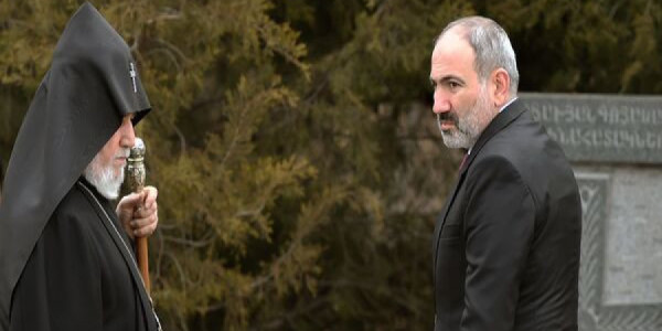 Ermənistanda kilsə Paşinyana qarşı açıq savaşa başlayıb: Kim udub, kim uduzacaq?
