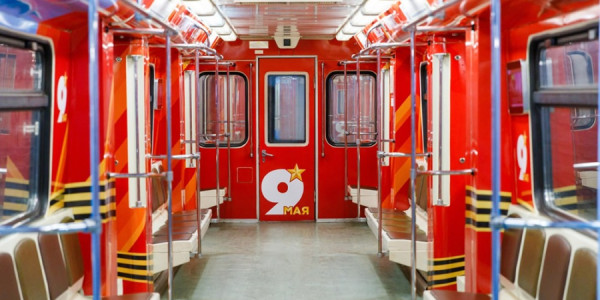 Moskva metrosunda Qələbə Günü şərəfinə qatar işə salınıb