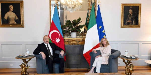 Prezident İlham Əliyevin İtaliya Nazirlər Şurasının sədri Ciorcia Meloni ilə təkbətək görüşü keçirilir