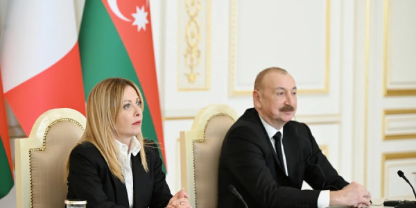 Meloni: Ermənistanla münasibətlər mövzusunu müzakirə etdik