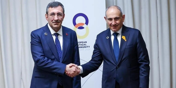 Cevdet Yılmaz və Paşinyan görüşüb