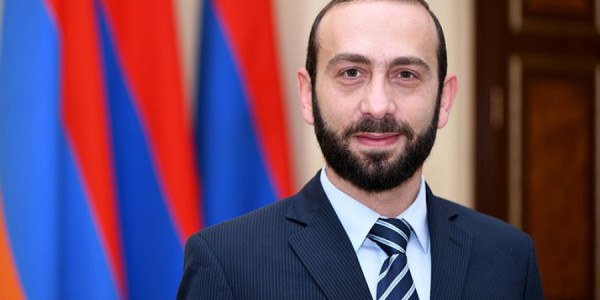 Mirzoyan: Azərbaycan konstitusiya ilə bağlı tələb irəli sürmür