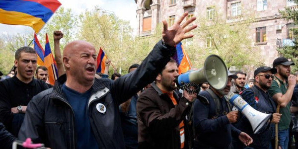 İrəvanda Zelenskinin səfərinə etiraz aksiyası keçirilib