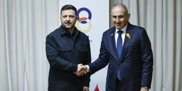 Rusiya Zelenskinin İrəvana səfərindən qəzəblənib
