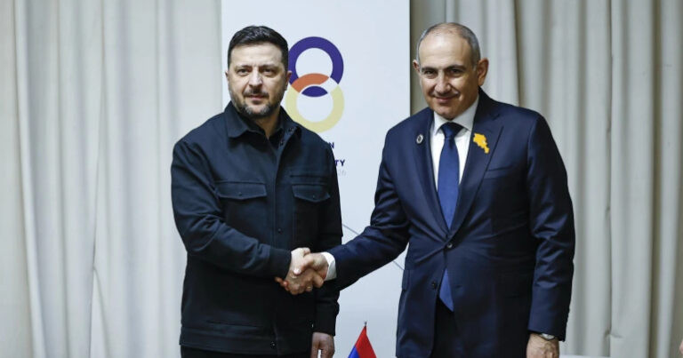 Rusiya Zelenskinin İrəvana səfərindən qəzəblənib