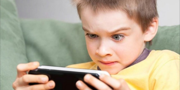 Uşaqların erkən yaşlardan telefon və internetə yönləndirilməsi onların davranış modelinə birbaşa təsir göstərir