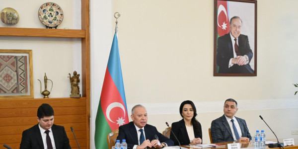 Ümummilli Lider Heydər Əliyevin anadan olmasının 103-cü ildönümünə həsr edilən dəyirmi masa keçirilib
