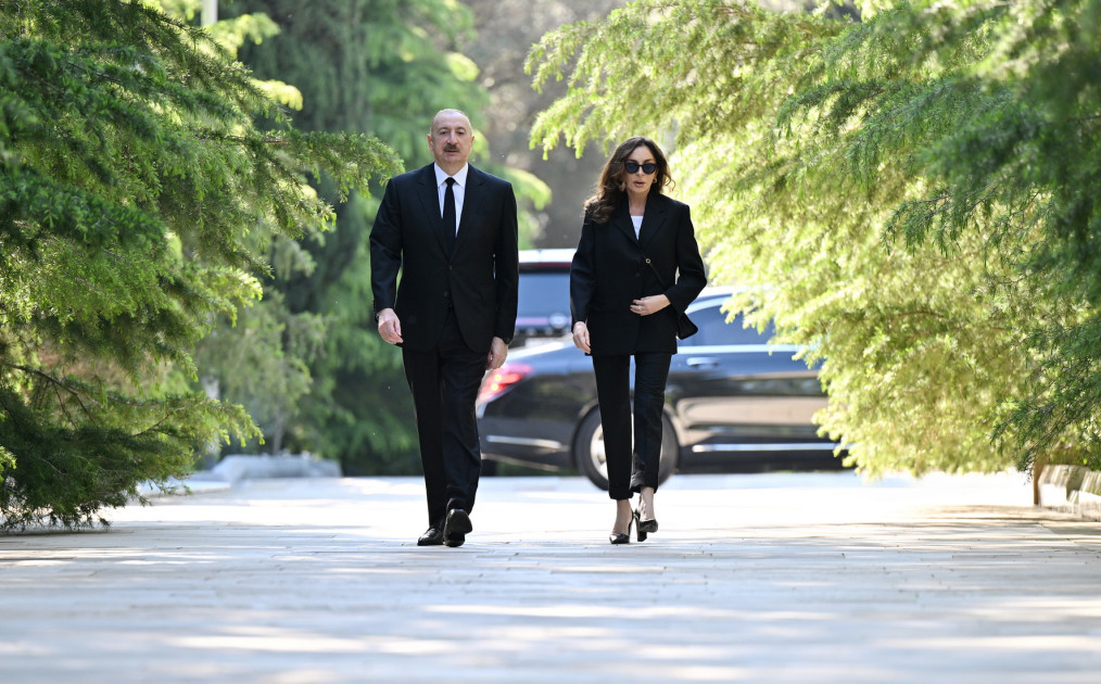 İlham Əliyev və Mehriban Əliyeva Fəxri xiyabanda Ulu Öndər Heydər Əliyevin məzarını ziyarət ediblər