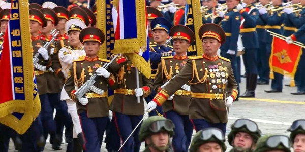 Şimali Koreya hərbçiləri Qələbə Günü yürüşündə yer alıb