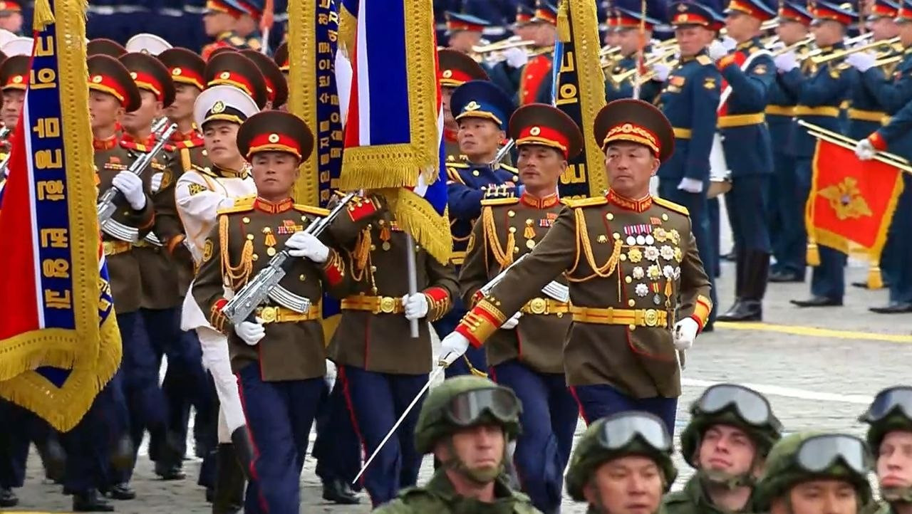 Şimali Koreya hərbçiləri Qələbə Günü yürüşündə yer alıb