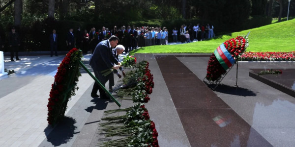 İqtisadiyyat Nazirliyinin rəhbərliyi Ulu Öndər Heydər Əliyevin məzarını ziyarət edib