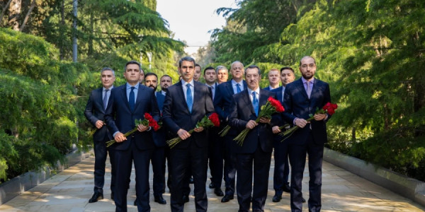 ADY Ümummilli Lider Heydər Əliyevin məzarını ziyarət edib