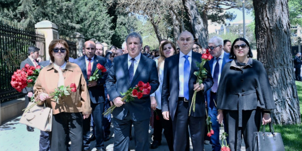 AMEA-nın kollektivi Ulu Öndər Heydər Əliyevin məzarını ziyarət edib