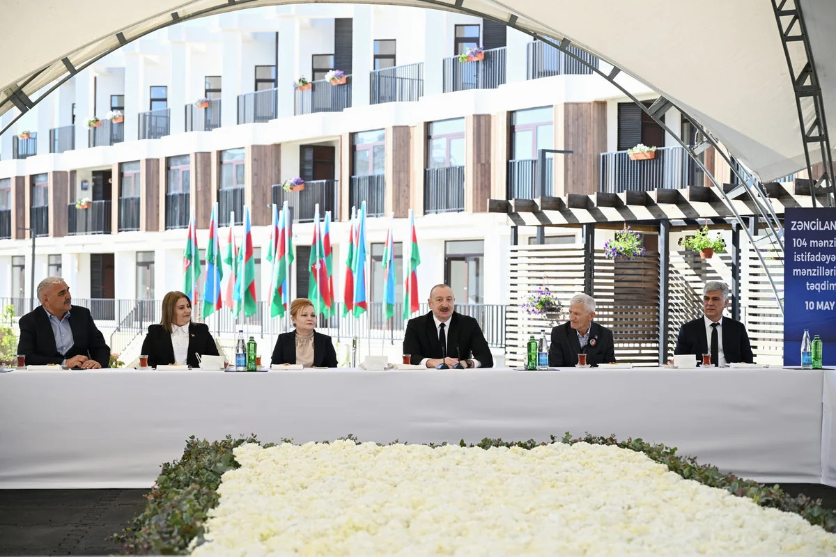 Prezident İlham Əliyev Zəngilan şəhərindəki ilk yaşayış kompleksinə köçən ailələrlə görüşüb-