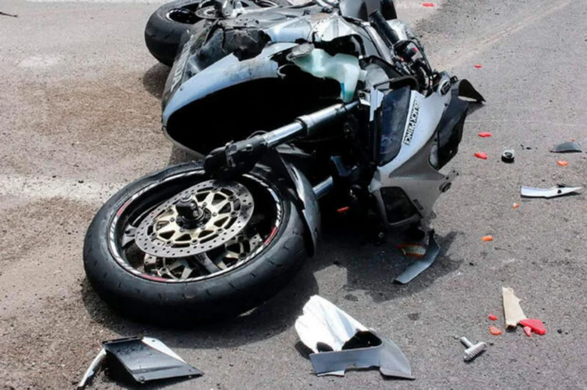 Bakıda motosiklet yerüstü piyada keçidinə çırpılıb, sürücü ölüb