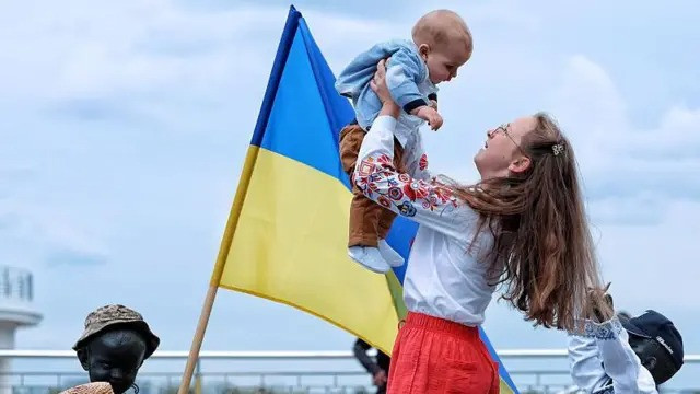 Ukrayna əhalisinin azalmaması üçün hər on qadın 22 uşaq dünyaya gətirməlidir