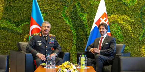 Azərbaycan müdafiə naziri Slovakiyaya rəsmi səfər edib